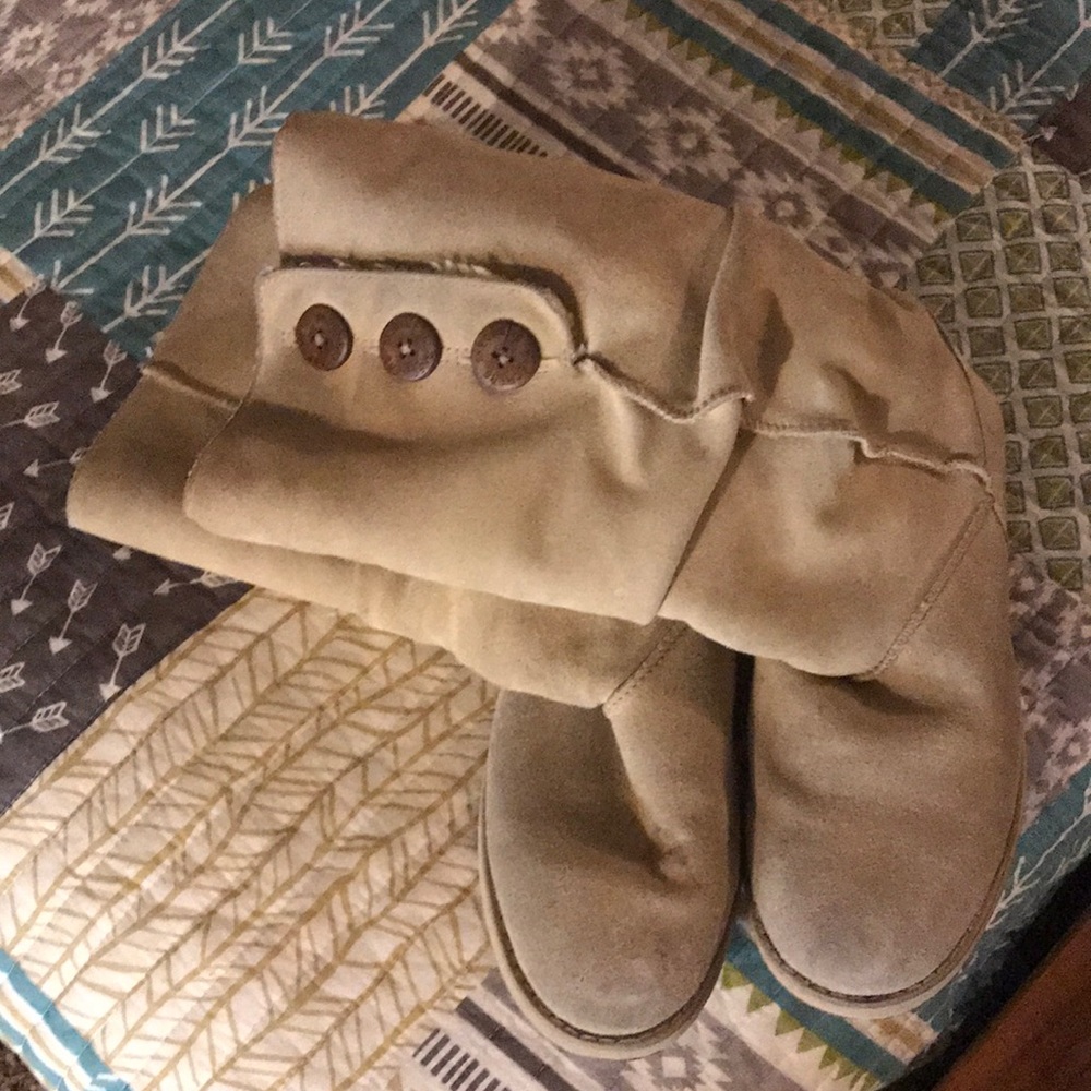 Tan Uggs - Picture 3 of 3